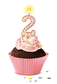 Cupcake mit Kerze und die Zahl 2
